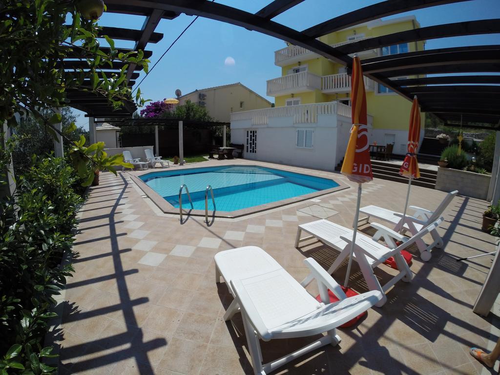 Apartments Romana สลาทิเน ห้อง รูปภาพ